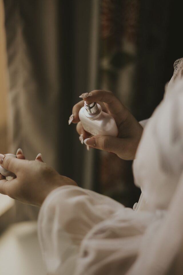 لماذا لا يدوم العطر على بشرتي؟
