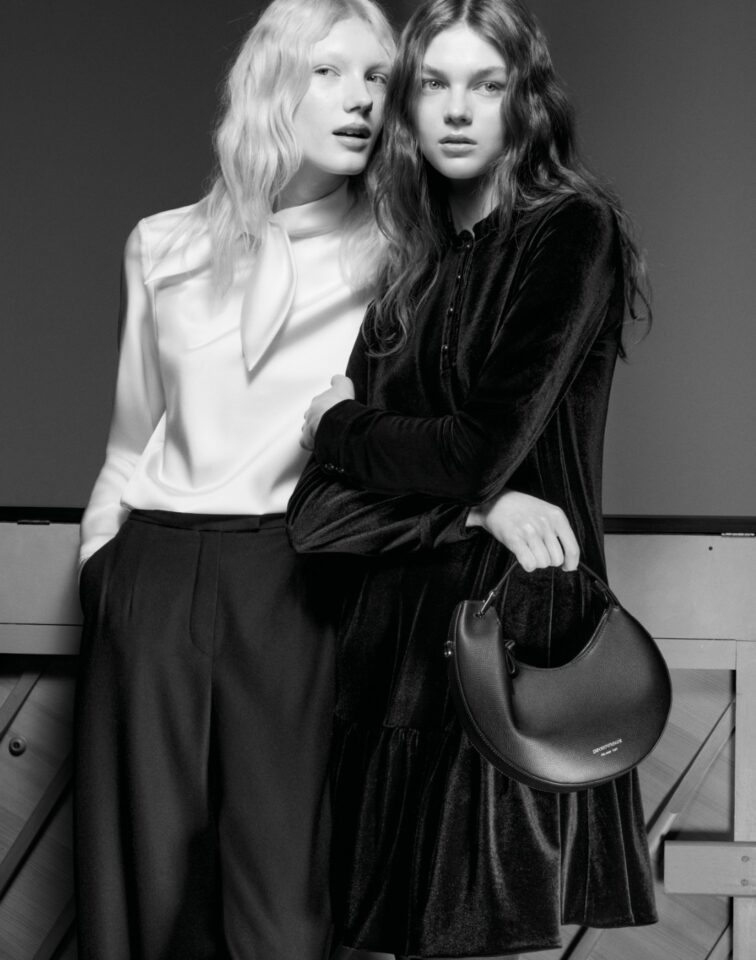 Emporio Armani تطلق مجموعة حقائب "1981" إحياءً لتاريخ الدار
