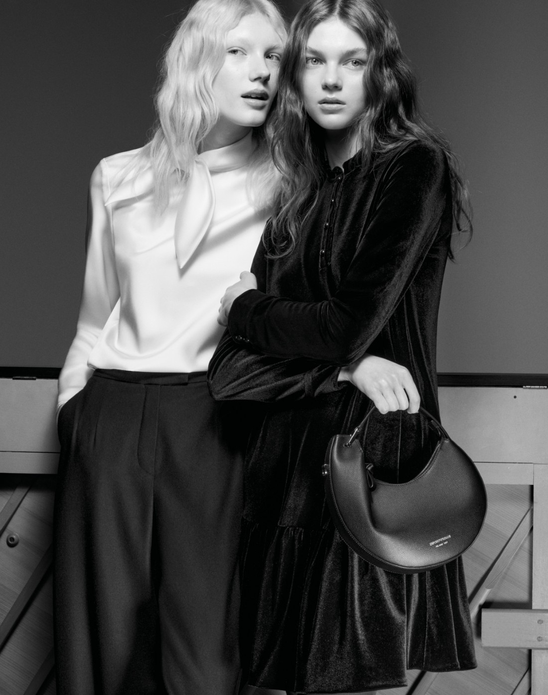 Emporio Armani تطلق مجموعة حقائب "1981" إحياءً لتاريخ الدار