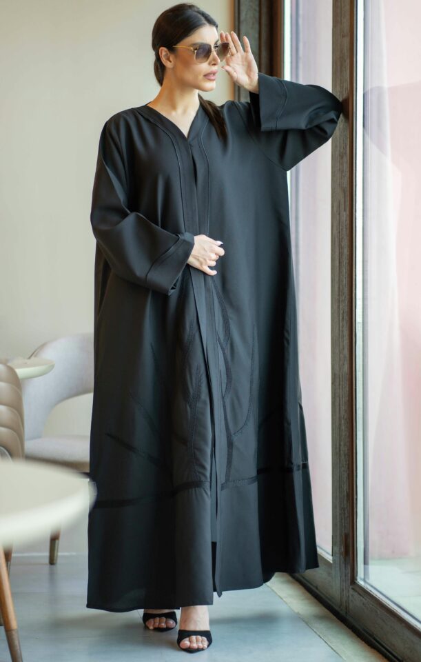 موديلات عبايات سوداء فخمة لإطلالة أنيقة وعصرية