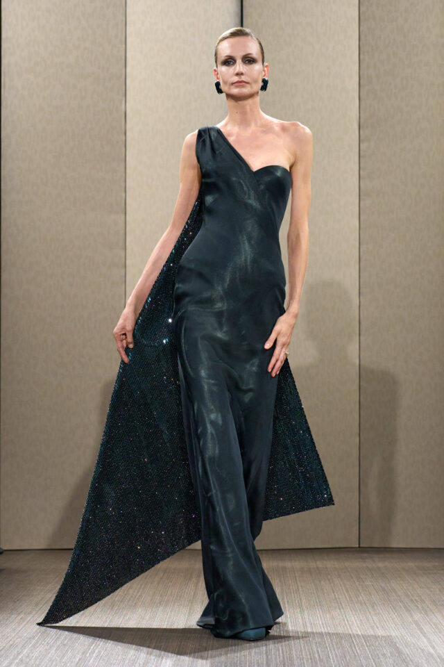 الالوان الداكنة تطغى على عرض Giorgio Armani Privé