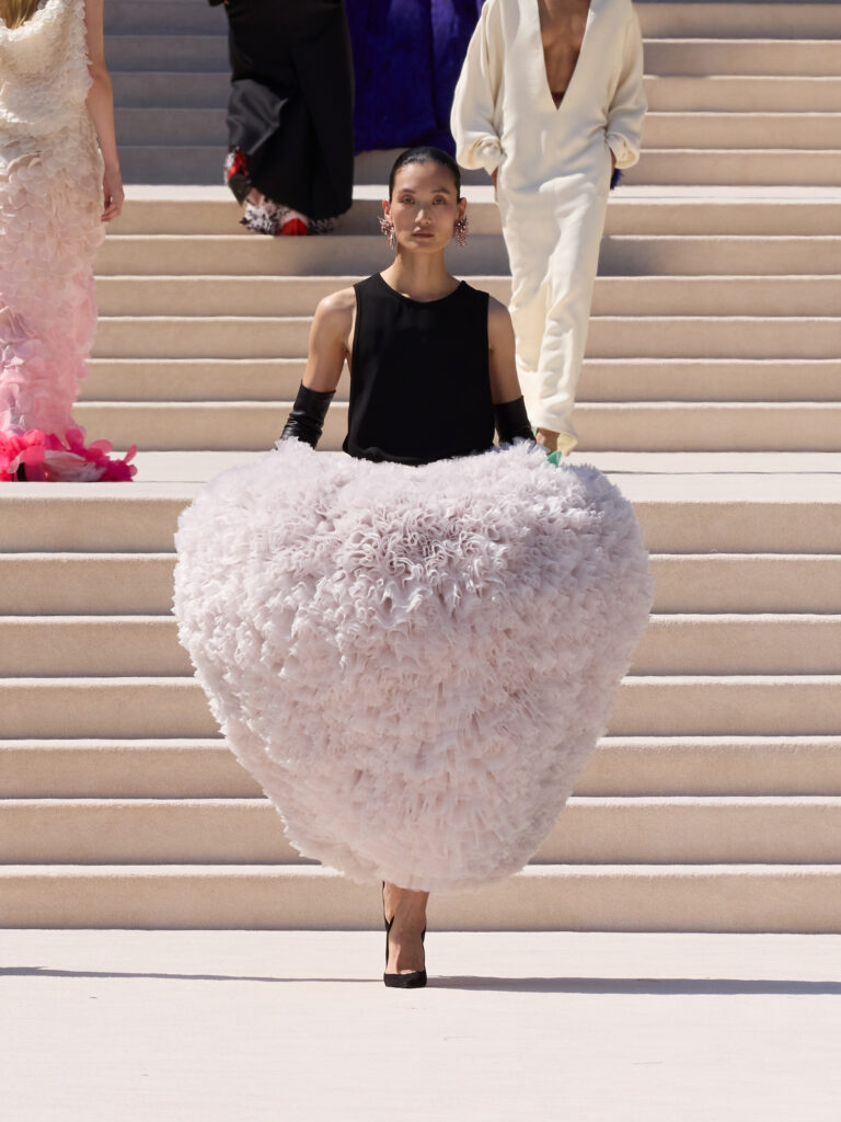 دار Balenciaga تّبدع في مجموعة الأزياء الراقية لشتاء 2027