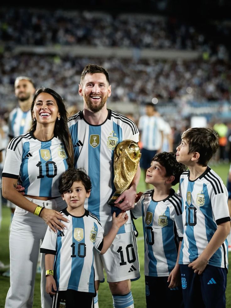 تعرفي على أشهر زوجات لاعبي كرة القدم وتأثيرهن داخل وخارج الملاعب