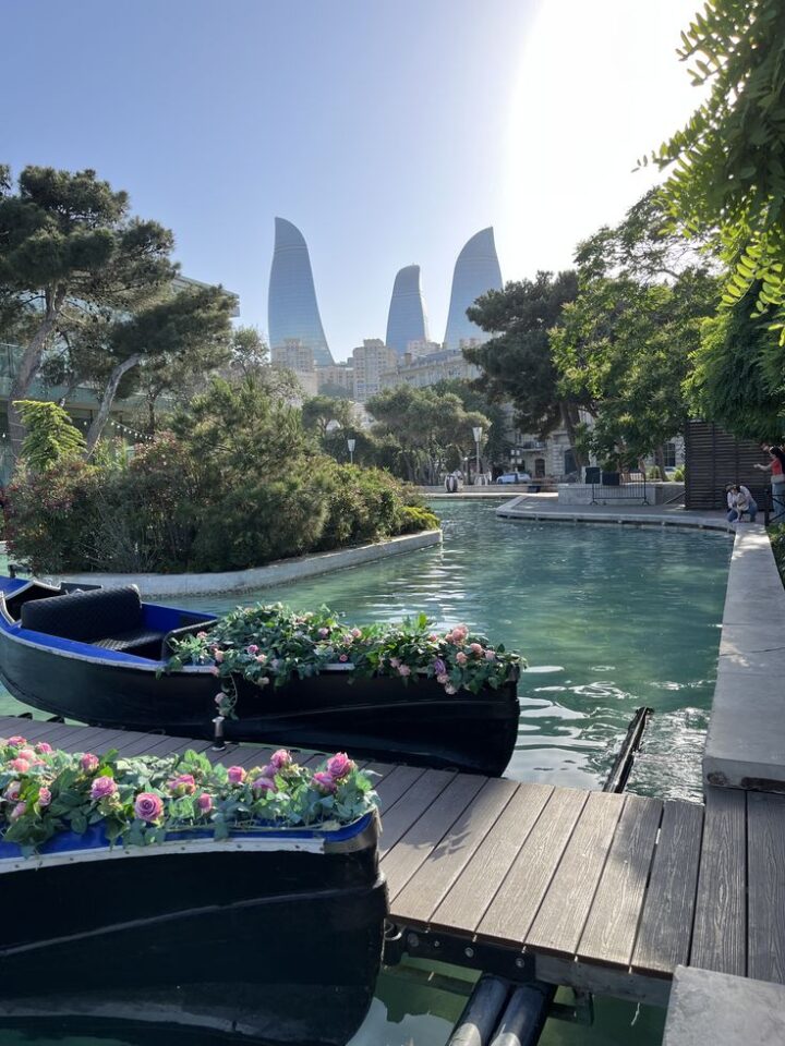 السياحة في باكو: دليلكِ لأجمل الأماكن والتجارب في عاصمة أذربيجان