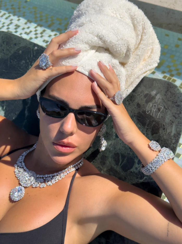 جورجينا رودريغيز تتألق بمجوهرات Chopard في زفافها