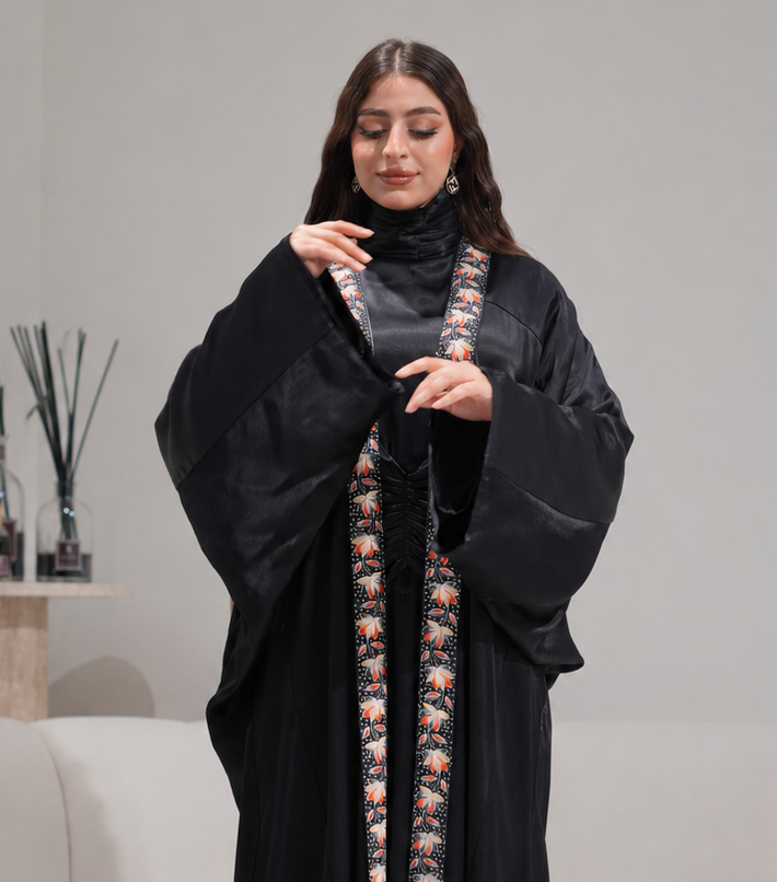 موزة الجنيبي تكشف كيف تستلهم من المرأة الإماراتية لتقدّم أزياء محتشمة بروح حديثة