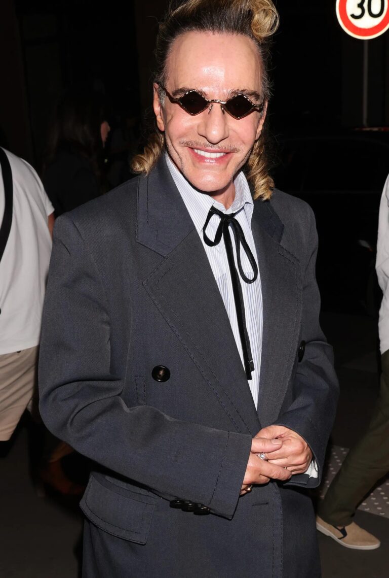مجموعة مصممة بأنامل John Galliano في متاجر العلامة التجارية Zara