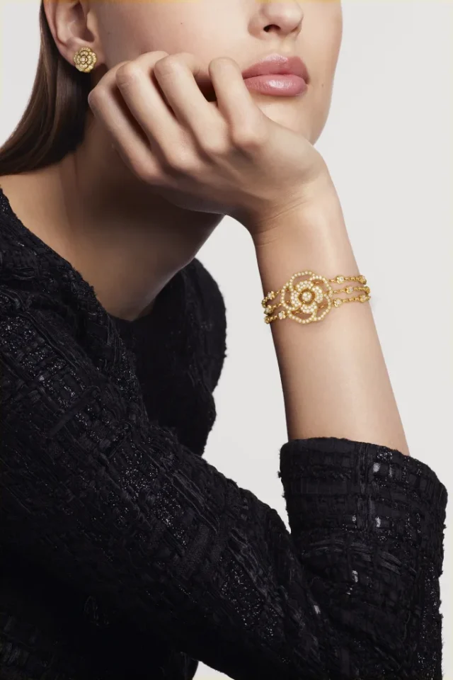 CHANEL تقدّم مجموعة مجموهرات CAMÉLIA 2026 بلمسة جديدة من الفخامة