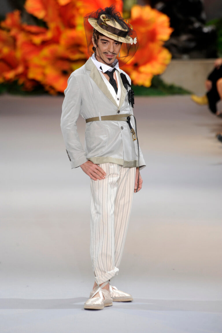 المصمم John Galliano يعلن قراره بالانسحاب من المعرض المخصص لأعماله في متحف المتروبوليتان للفنون