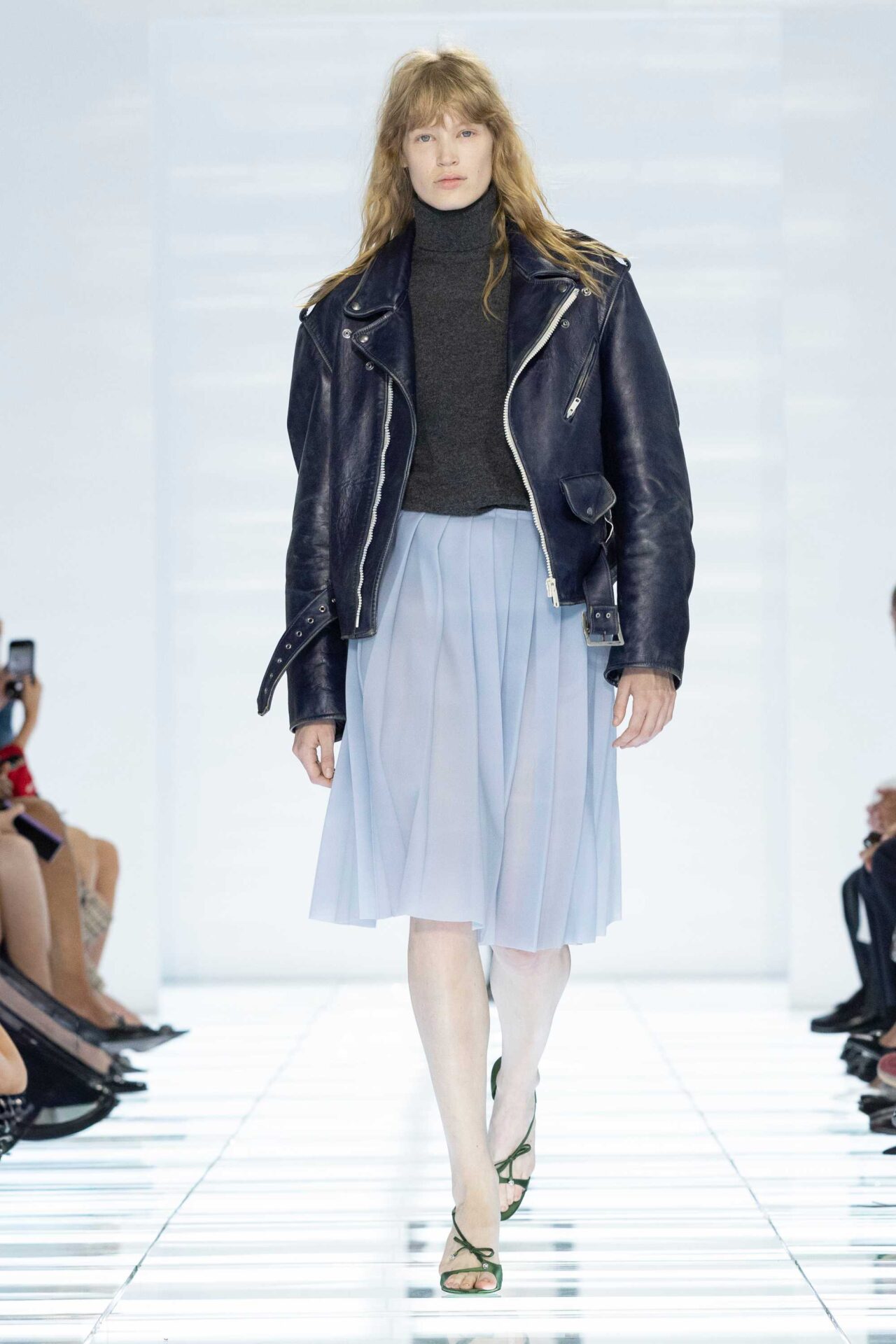 علامة Prada تفتتح اسبوع الموضة في ميلانو لربيع وصيف 2027
