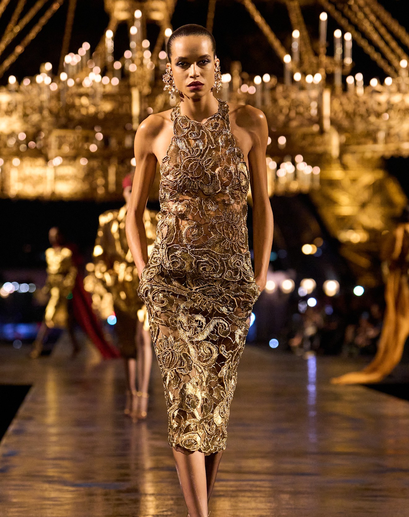 اللون الذهبي يشعّ ويغلُب على تصاميم مجموعة العلامة العريقة Saint Laurent