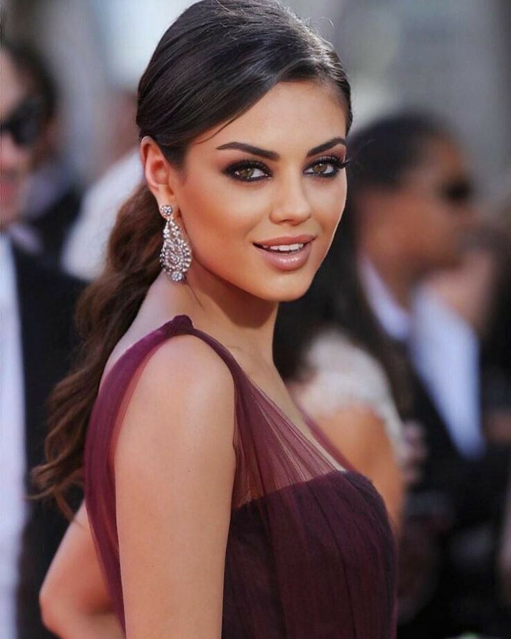 ما شكل الحواجب الذي يناسب العيون اللوزية؟