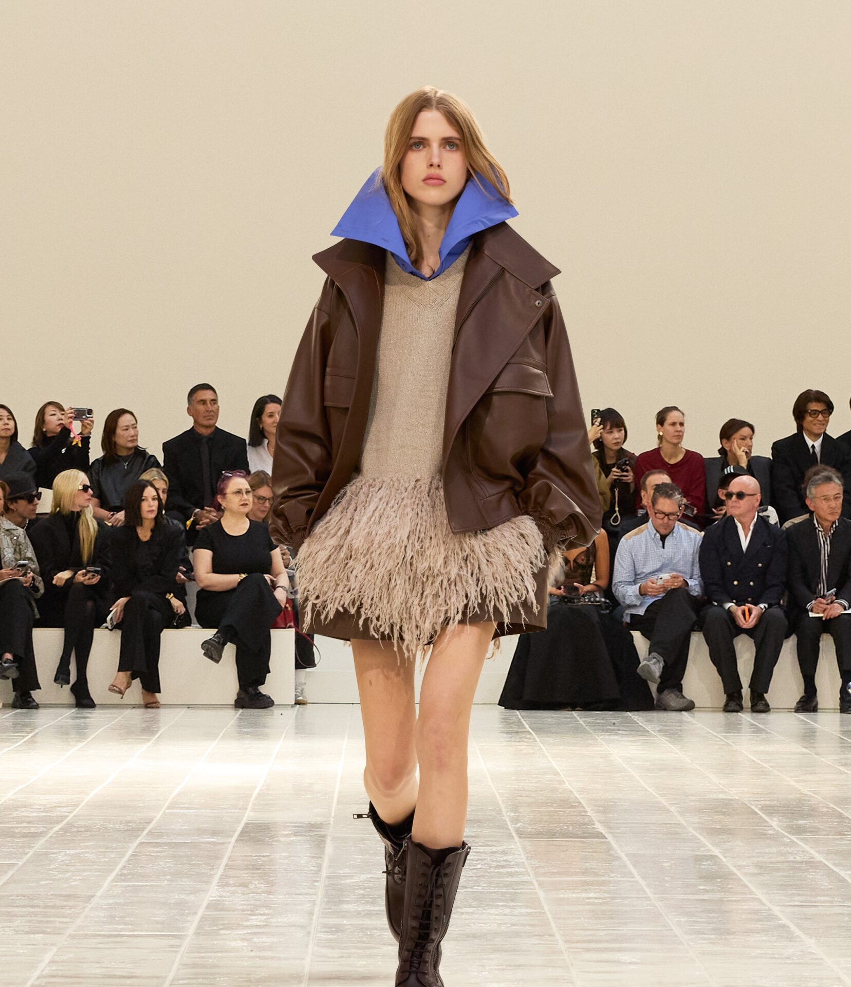 العلامة العريقة Balenciaga تحوّل الملابس اليومية إلى لوحات فنية في مجموعة صيف 2027